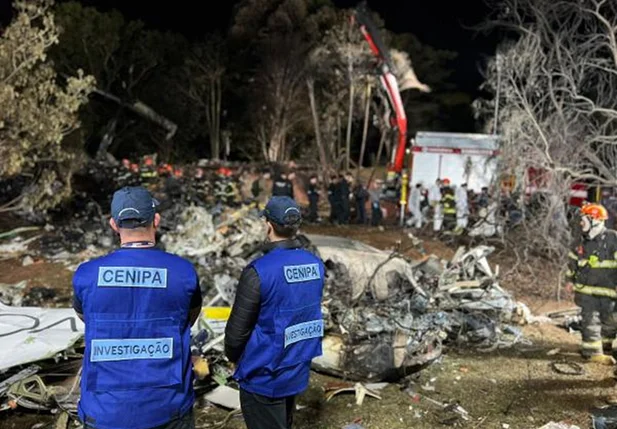 Investigadores do Cenipa no local do acidente aéreo