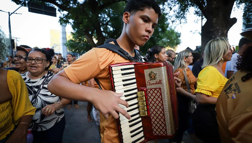 Jovens sanfoneiros participam da procissão