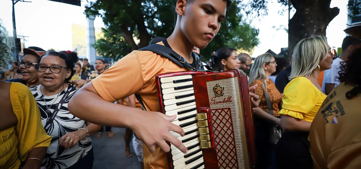 Jovens sanfoneiros participam da procissão