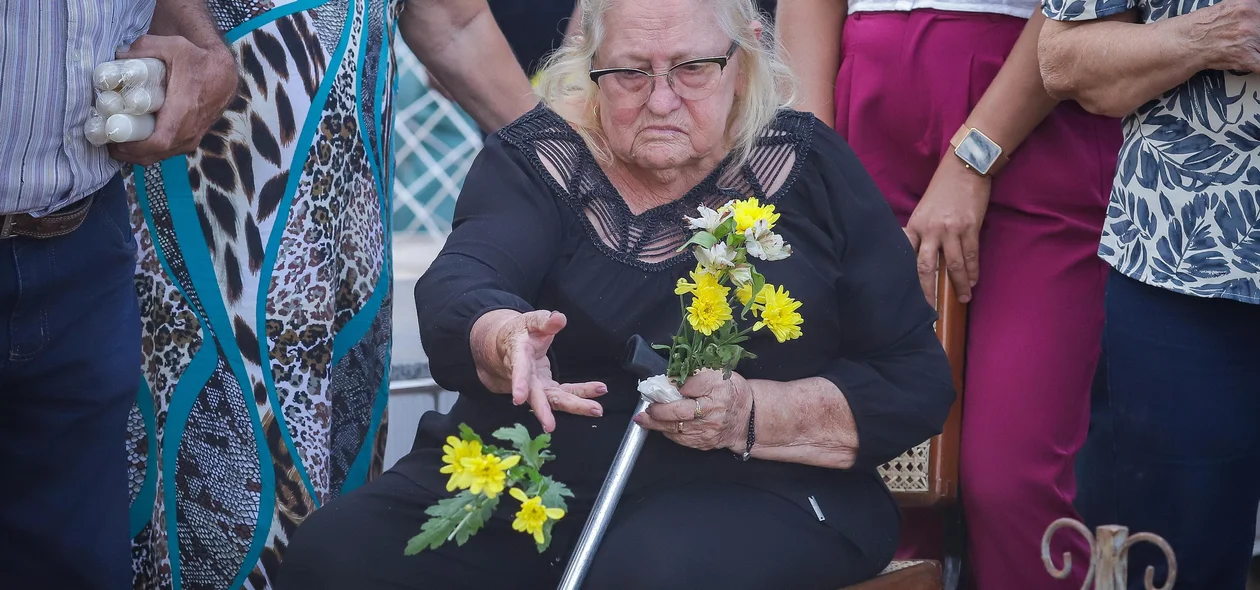 Mãe do empresário dando último adeus