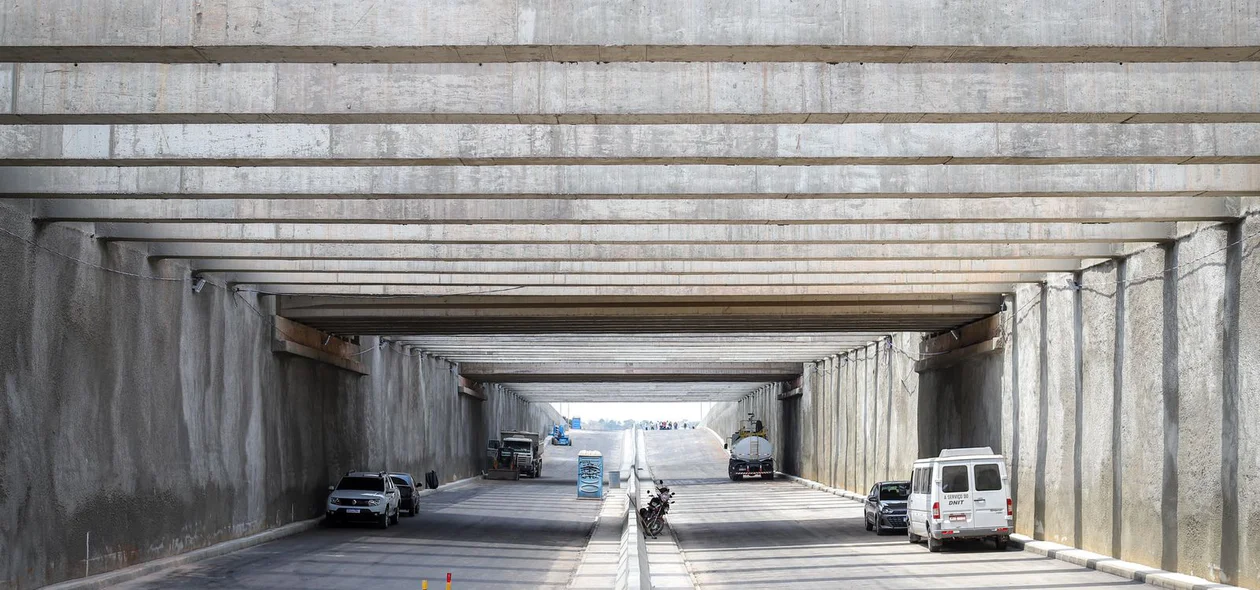 Maquinário nas obras de rebaixamento da Avenida João XXIII na Capital