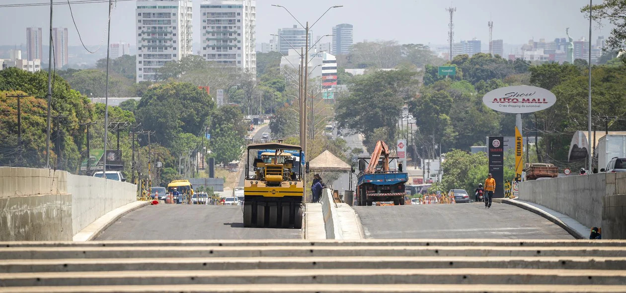 Maquinário nas obras de rebaixamento da Avenida João XXIII