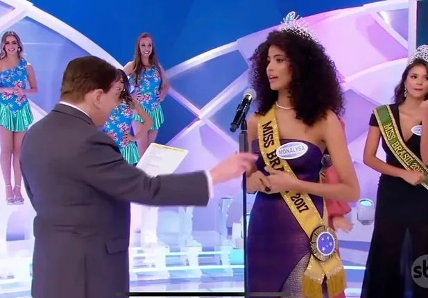 Monalysa Alcantara durante o Programa Silvio Santos