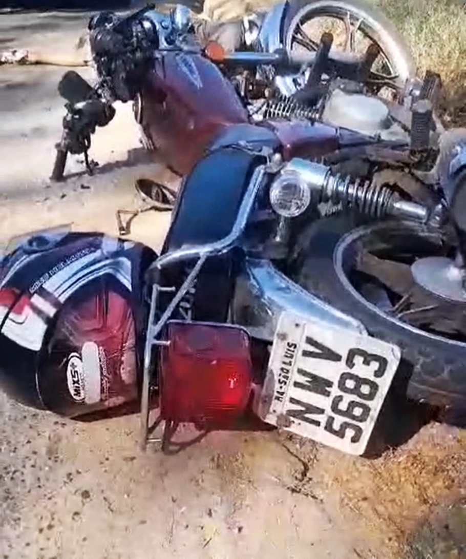 Motocicleta da vítima caída no acostamento da BR 343