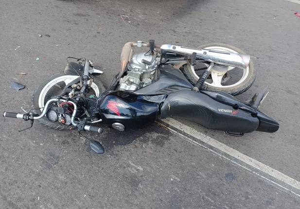 Motocicleta da vítima ficou destruída