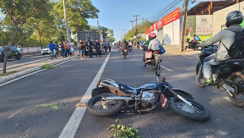 Motocicleta da vítima na pista