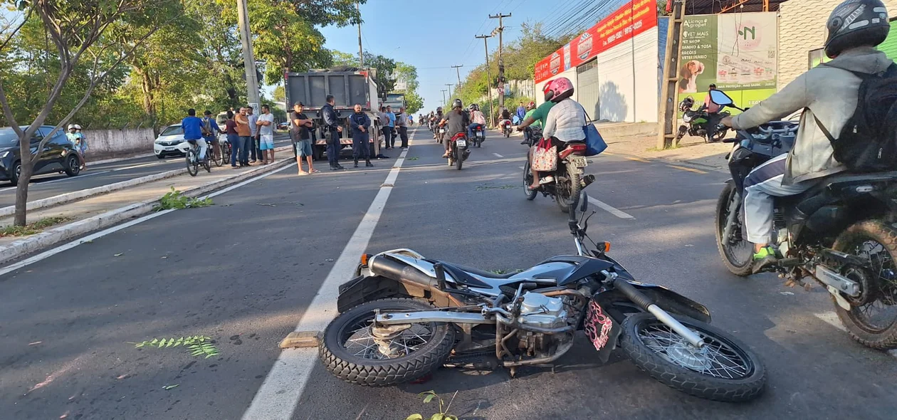 Motocicleta da vítima na pista