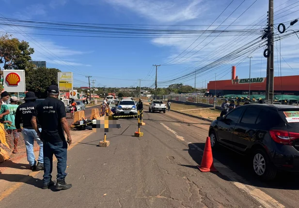 Motociclista caiu embaixo de caminhão na Ladeira do Uruguai