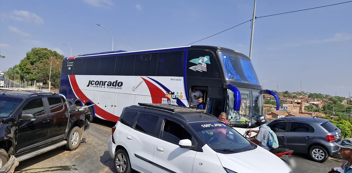 Ônibus bateu em três carros