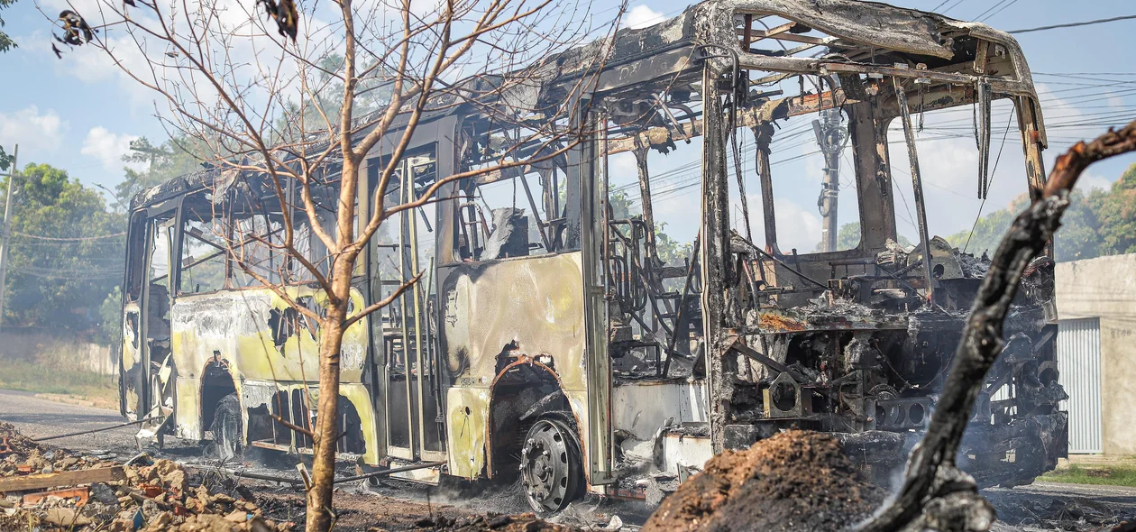 Ônibus completamente destruído