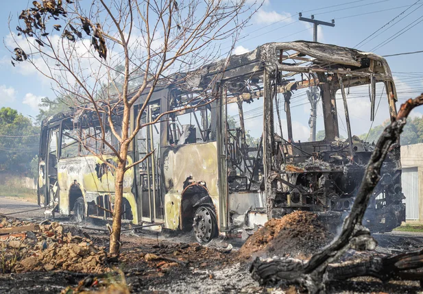 Ônibus completamente destruído