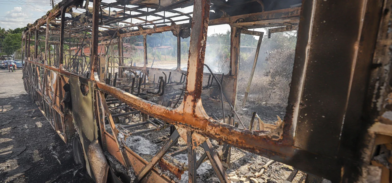 Ônibus destruído pelo fogo