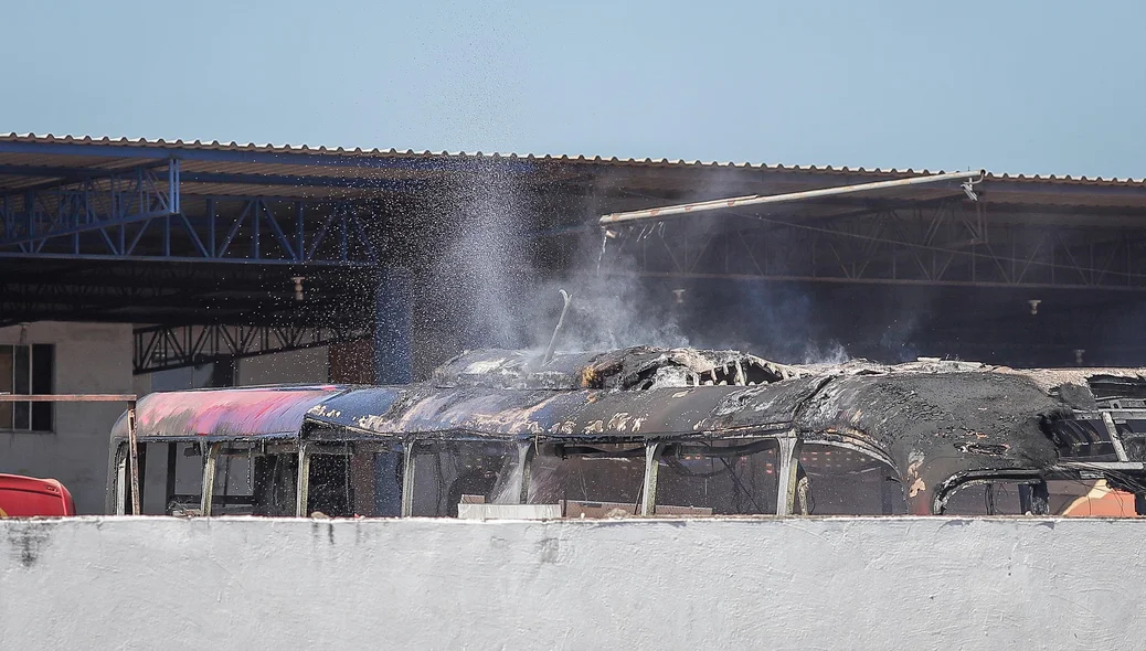 Ônibus ficaram destruídos na garagem