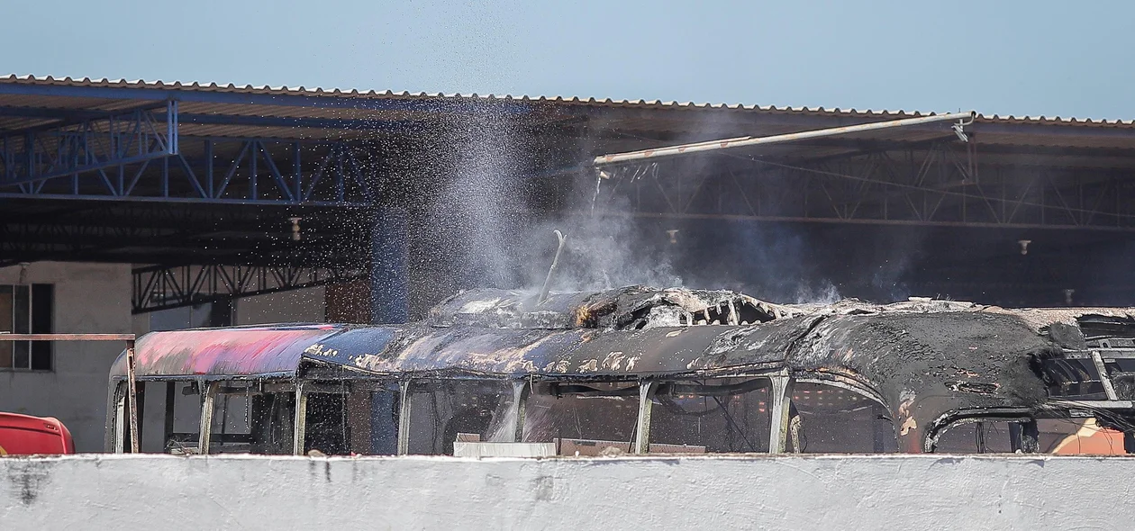 Ônibus ficaram destruídos na garagem