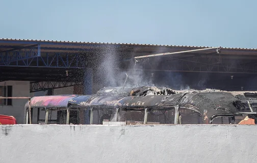 Ônibus ficaram destruídos na garagem