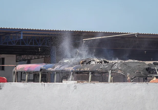 Ônibus ficaram destruídos na garagem