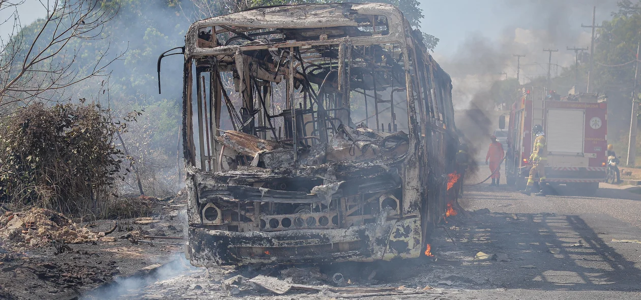 Ônibus ficou destruído