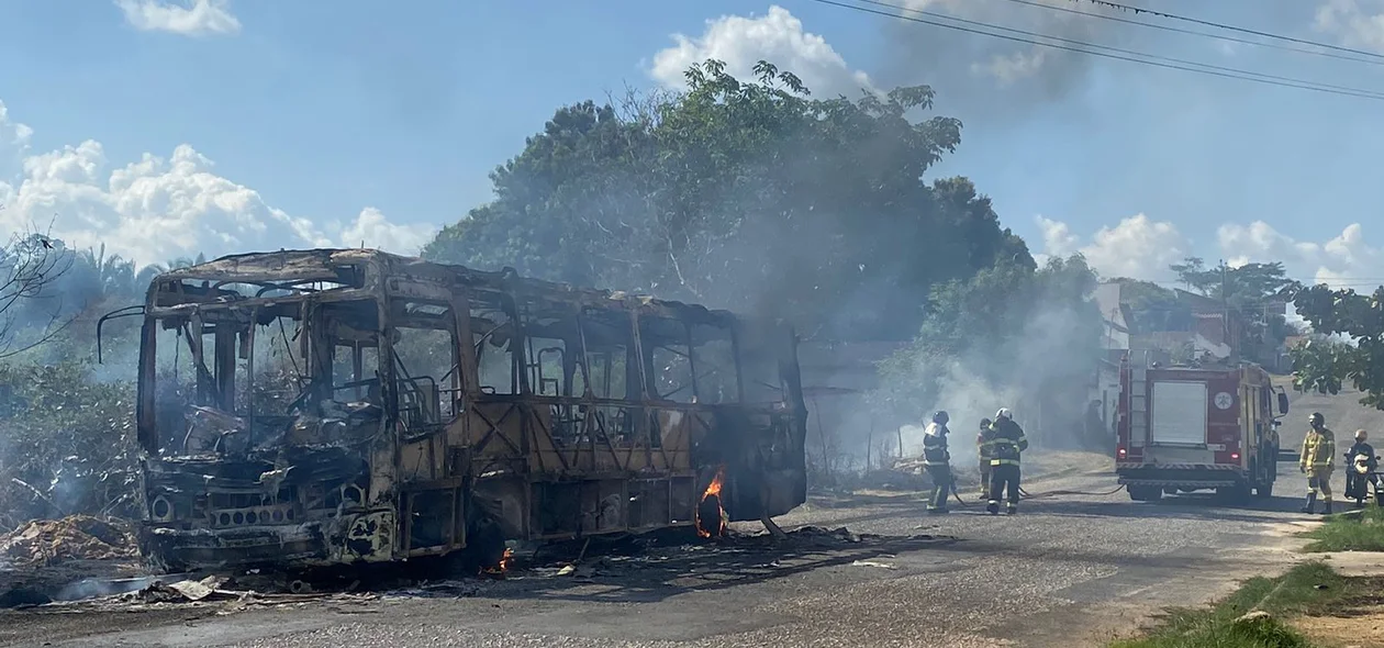 Ônibus ficou totalmente destruído