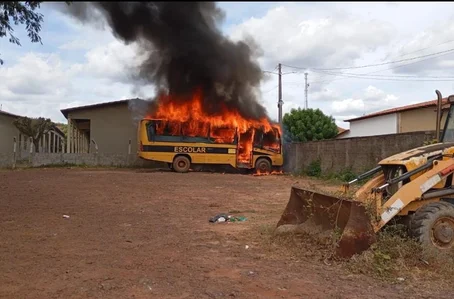 Ônibus pegou fogo dentro de garagem em Joaquim Pires