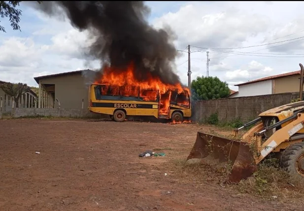 Ônibus pegou fogo dentro de garagem em Joaquim Pires