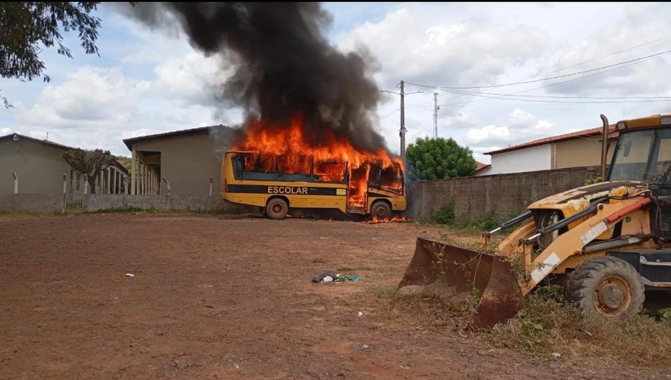 Ônibus pegou fogo dentro de garagem em Joaquim Pires