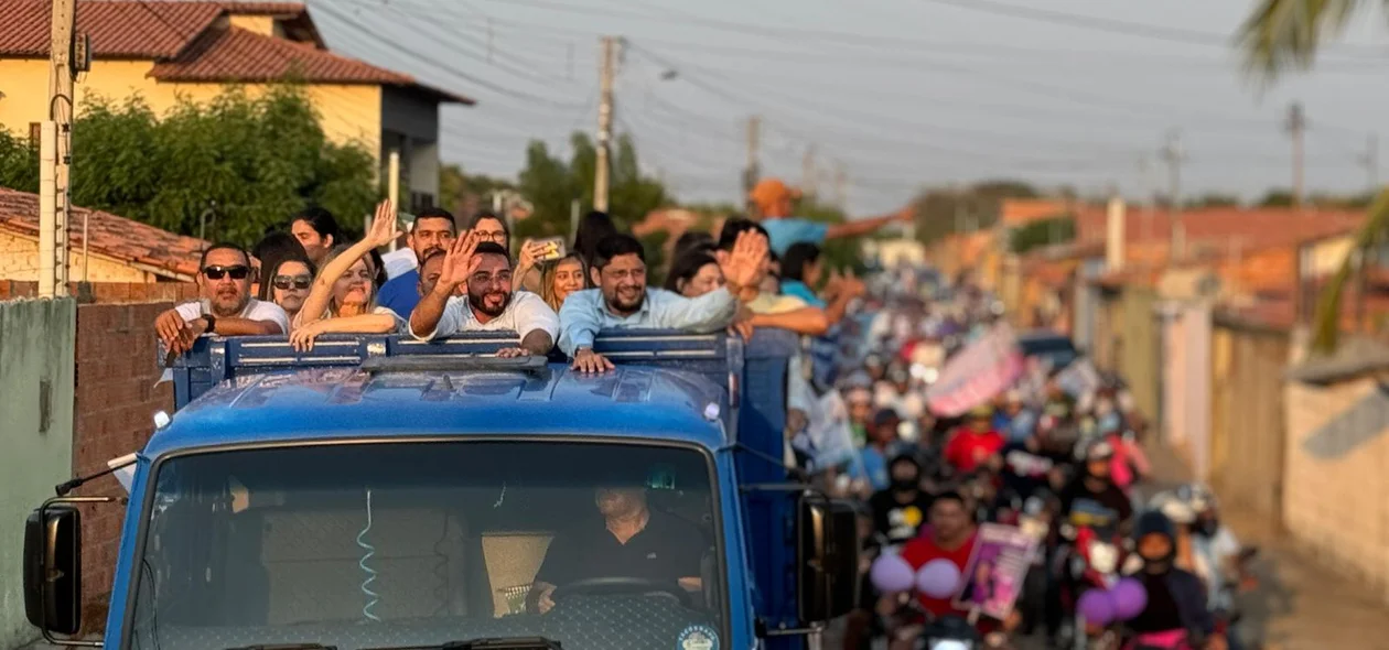 Pessoas acompanhando o candidato