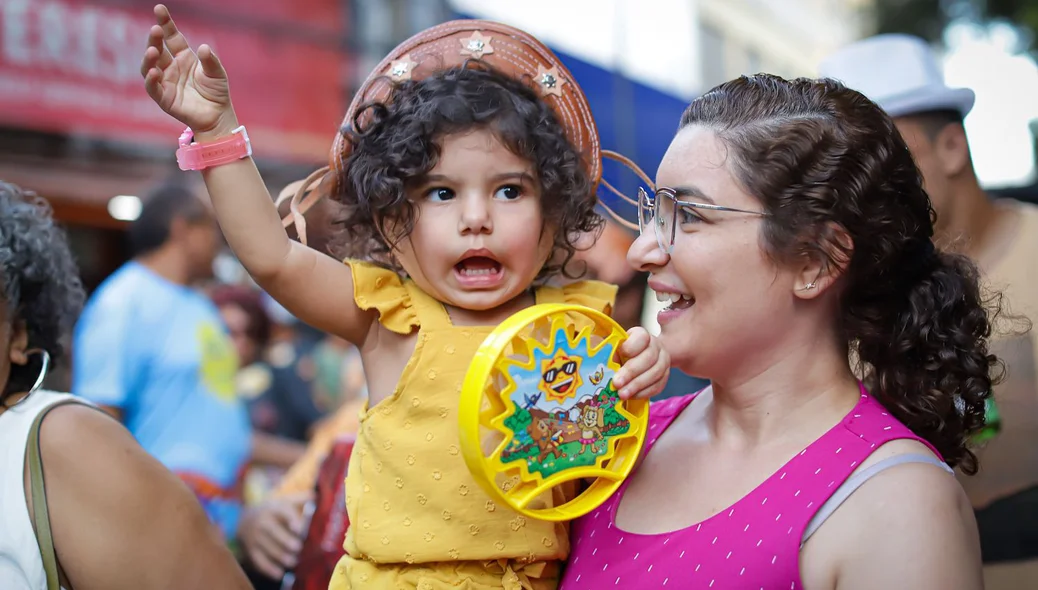 Pessoas de diferentes idades participam do evento