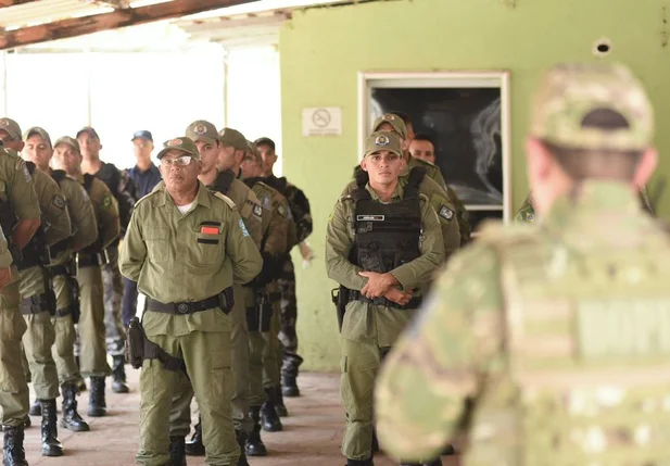 Polícia Militar realiza a entrega de motocicletas em Luzilândia