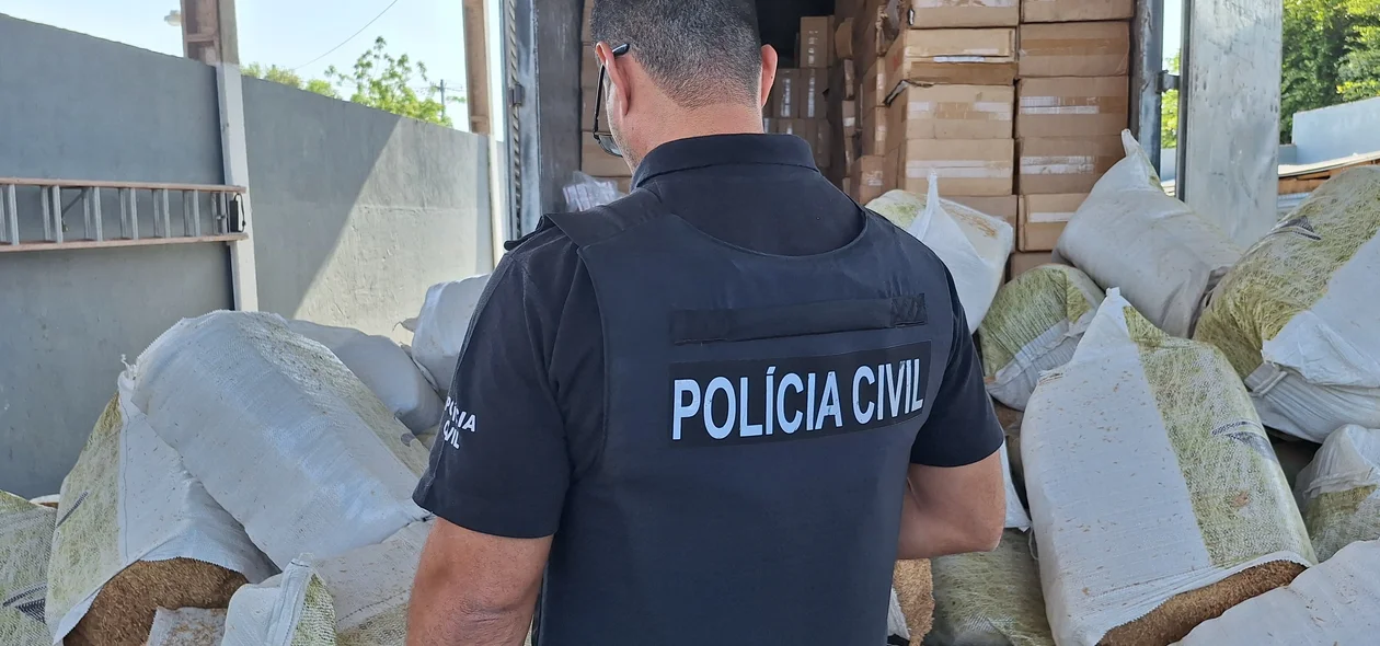 Policiais da Deccoterc durante fiscalização