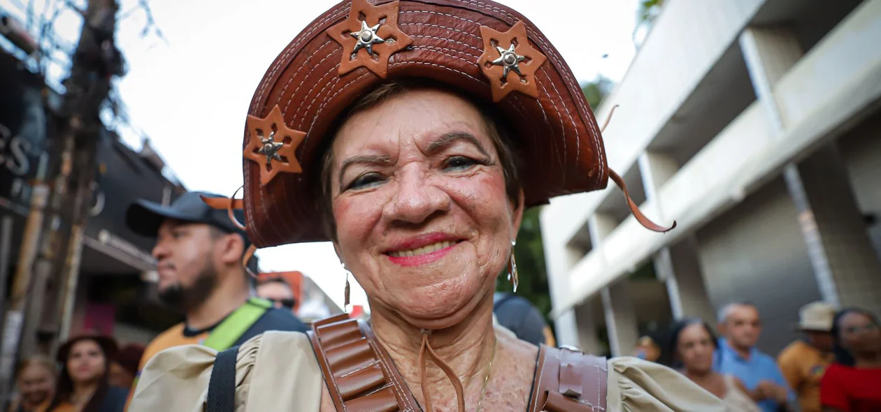 Populares participaram da procissão caracterizados