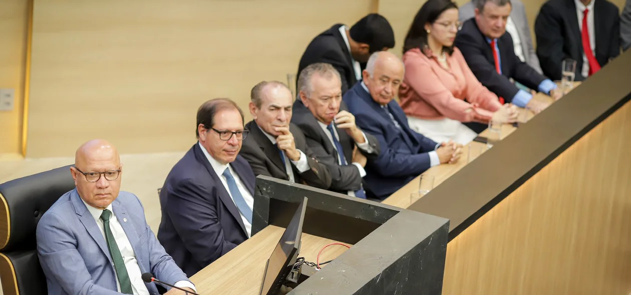 Presidente da Alepi, Franzé Silva, ao lado de autoridades durante solenidade