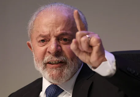 Lula mantém agenda administrativa após acidente doméstico, afirma Secom