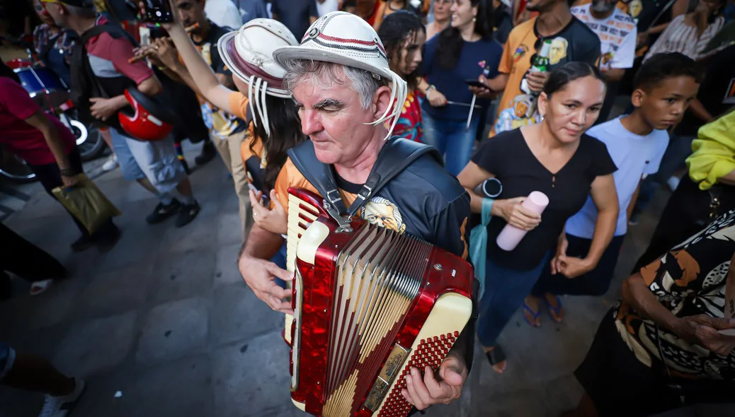 Procissão tem o ritmo do baião