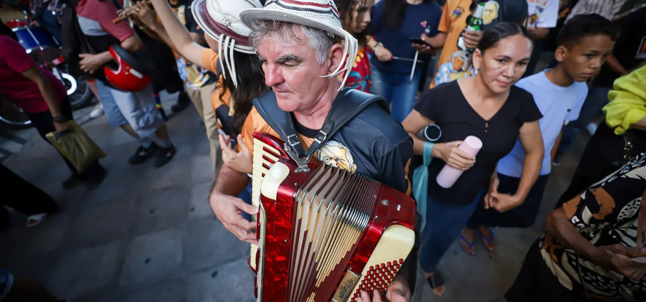 Procissão tem o ritmo do baião