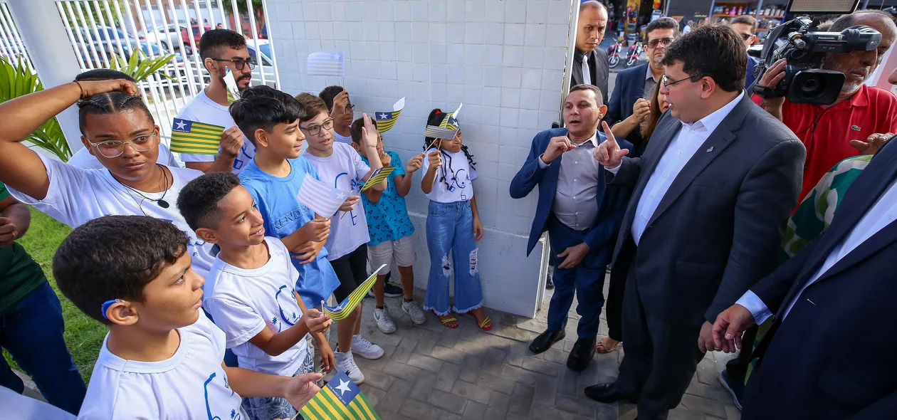 Rafael Fonteles e os alunos falando em libras