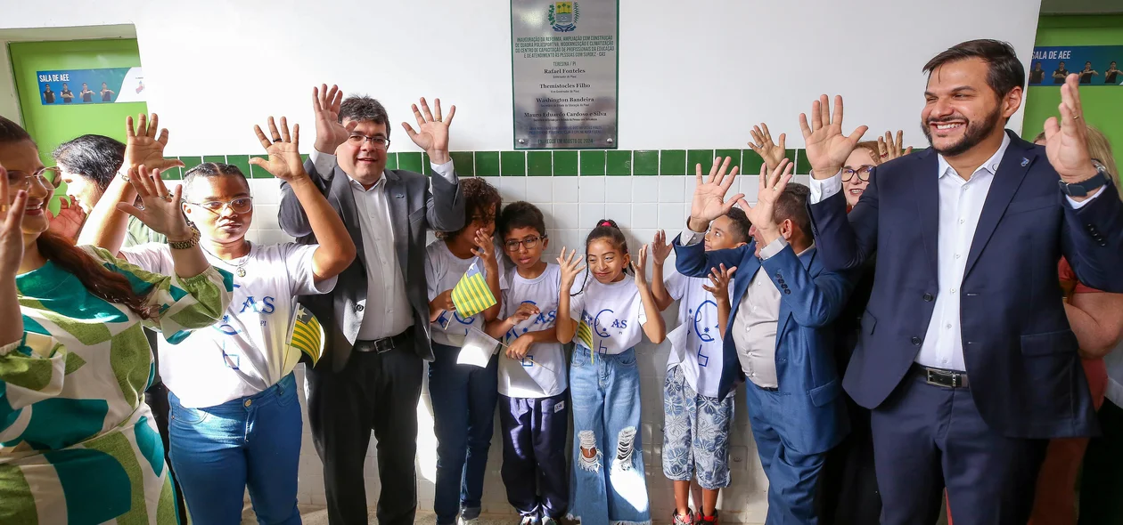 Rafael Fonteles entrega Centro de Capacitação e Atendimento às Pessoas com Surdez ao lado de alunos