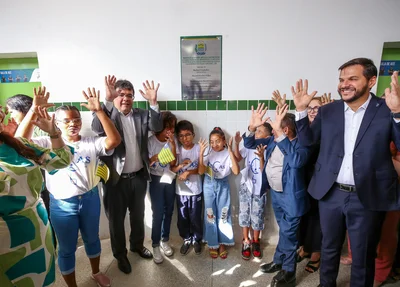 Rafael Fonteles entrega Centro de Capacitação e Atendimento às Pessoas com Surdez ao lado de alunos