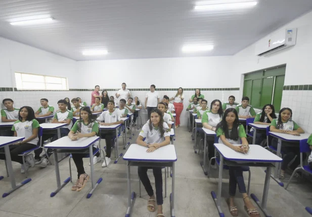 Rafael Fonteles entrega moderna estrutura de escola de tempo integral em Demerval Lobão