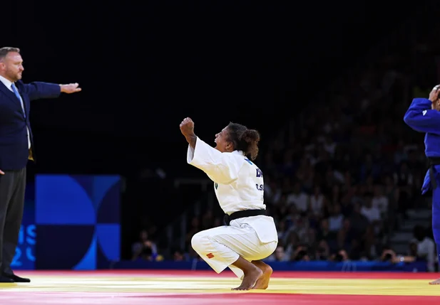 Rafaela Silva ganhou após aplicar um Waza-ari no golden score