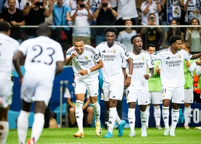 Mbappé comemora com os companheiros o primeiro gol com a camisa do Real Madrid