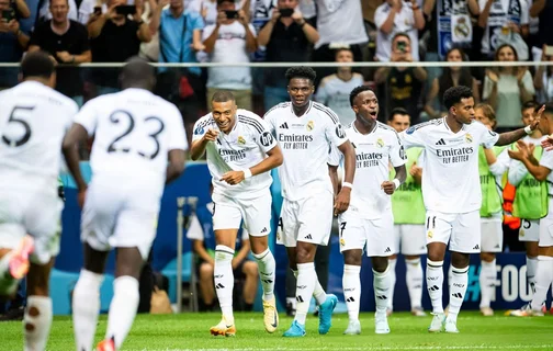 Mbappé comemora com os companheiros o primeiro gol com a camisa do Real Madrid