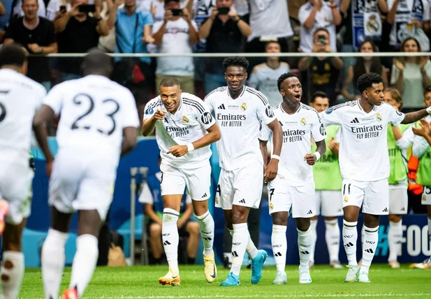 Mbappé comemora com os companheiros o primeiro gol com a camisa do Real Madrid