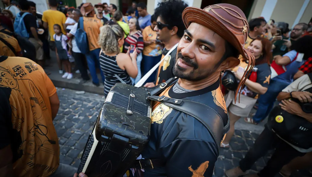 Sanfoneiros caminham juntos durante a procissão