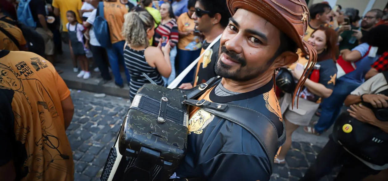 Sanfoneiros caminham juntos durante a procissão