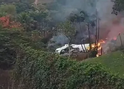 Vídeos mostram queda de avião em área residencial de Vinhedo (SP)