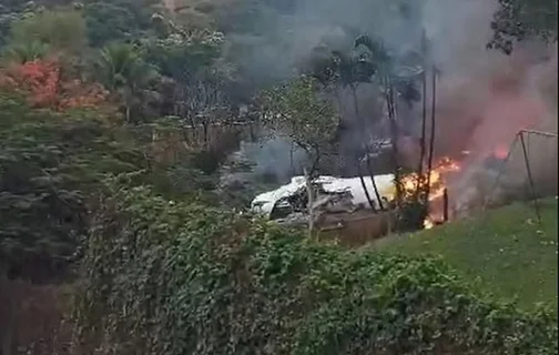 Vídeos mostram queda de avião em área residencial de Vinhedo (SP)