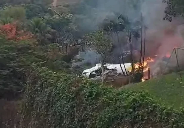 Vídeos mostram queda de avião em área residencial de Vinhedo (SP)