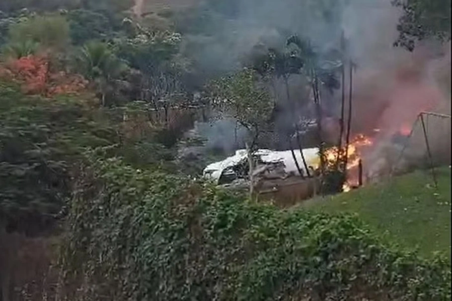 Vídeos mostram queda de avião em área residencial de Vinhedo (SP)