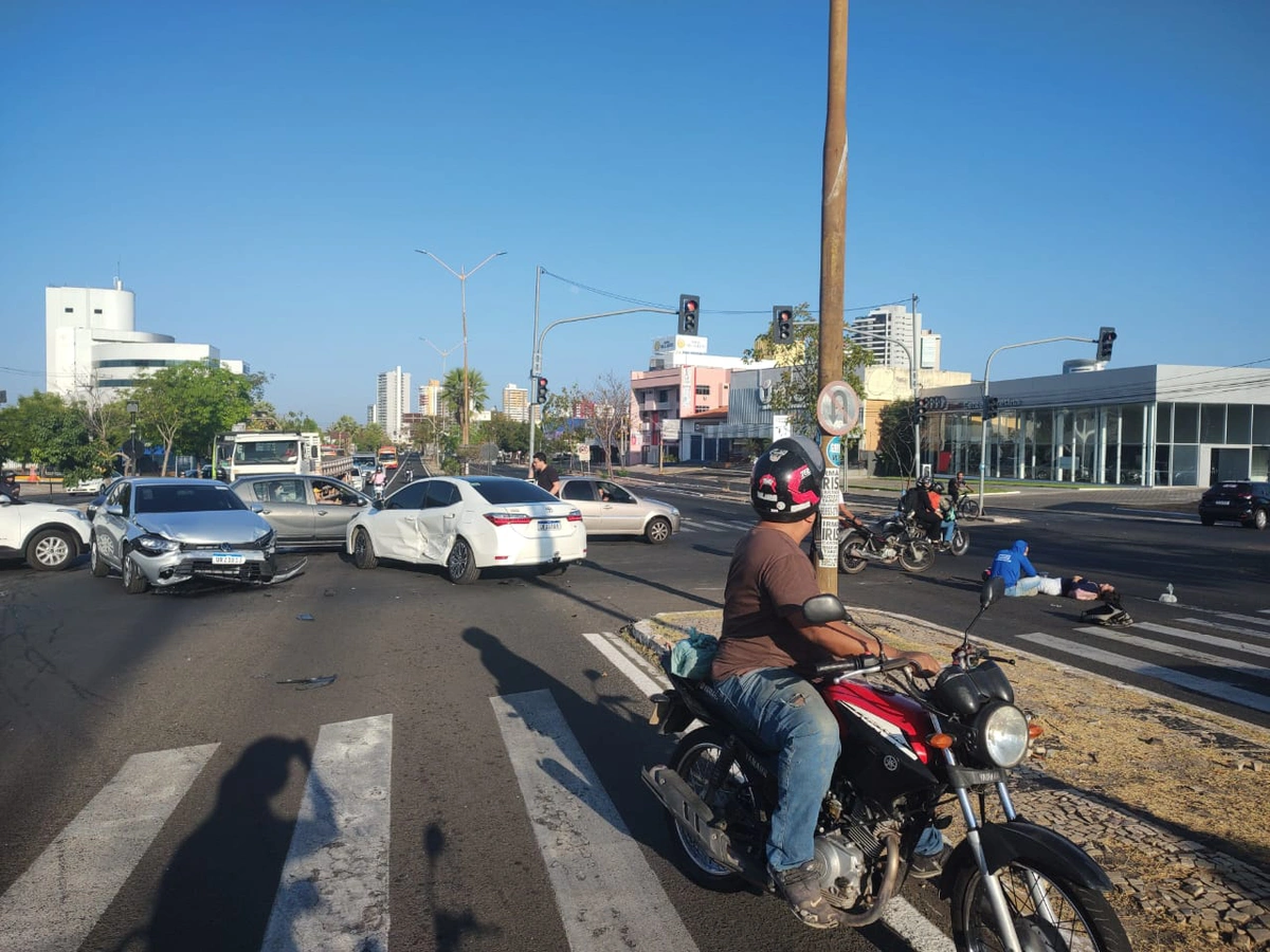 Acidente no cruzamento da Avenida João XXIII com Rua Miguel Arcoverde