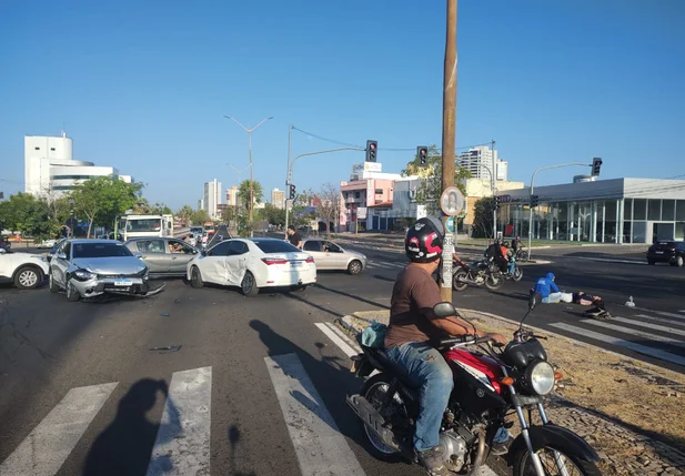 Acidente no cruzamento da Avenida João XXIII com Rua Miguel Arcoverde